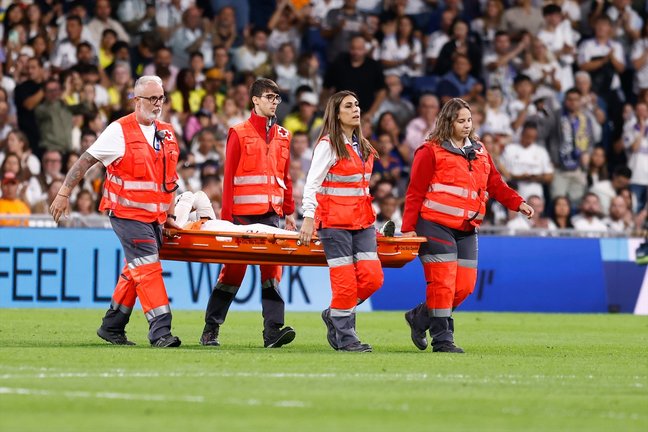 Dani Carvajal sale en camilla tras la lesión. / EP