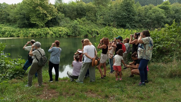 Un grupo de personas en una visita al parque de La Viesca. / Alerta