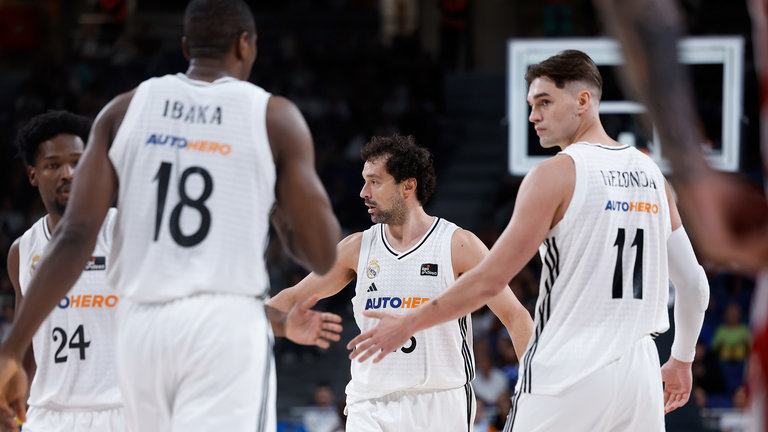 Los jugadores del Real Madrid durante el partido contra el Zaragoza. / RMBaloncesto