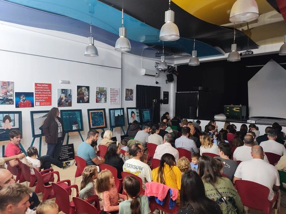 El Centro Cívico de Cudón acogió la obra 'Dulce de leche' de Escena Miriñaque. / Alerta