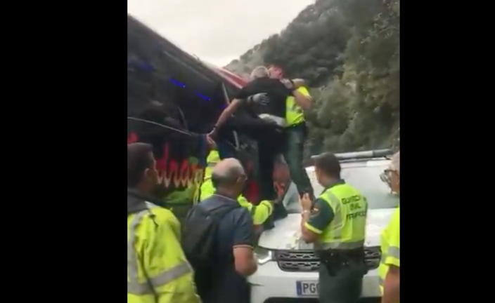 Un guardia Civil ayuda a salir los pasajeros. / G.C.