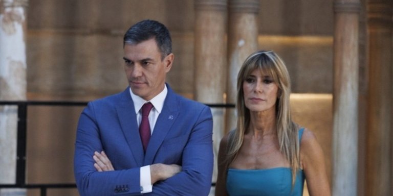 El presidente del Gobierno, Pedro Sánchez, y su esposa, Begoña Gómez. / Álex Cámara / Archivo