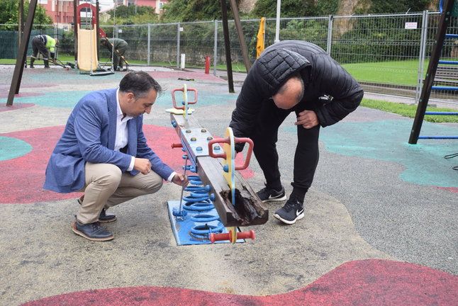 Inicio de las obras de mejora del parque infantil de Liencres. / A.E.