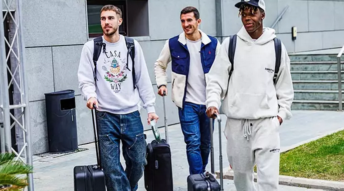 Nico Williams, Óscar Mingueza y Dani Vivian a su llegada a la Ciudad del Fútbol de Las Rozas. / EP