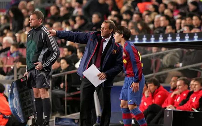 Johan Neeskens da instrucciones a Bojan Krkic durante su etapa como segundo entrenador. / EP