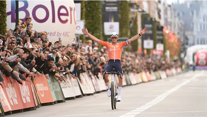 Mathieu van der Poel gana su tercer maillot arcoíris tras el Mundial de ruta. / UCI