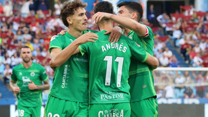 El conjunto cántabro celebra la victoria frente al Zaragoza. / RRC