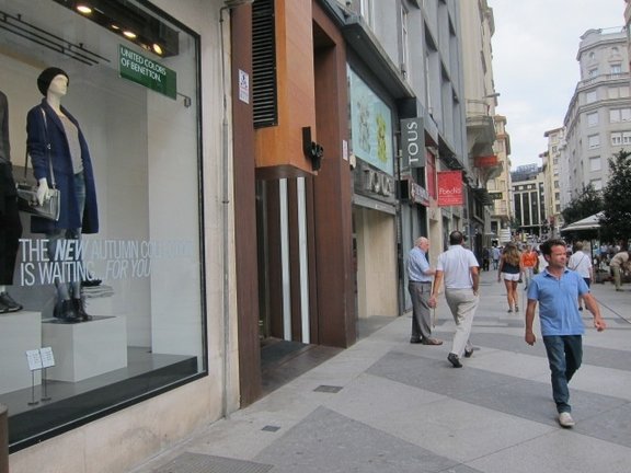 Varias personas pasean por el centro de Santander. / Alerta