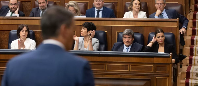 Pedro Sánchez, de espaldas, y Diana Morant, en el Congreso de los Diputados. / Eduardo Parra