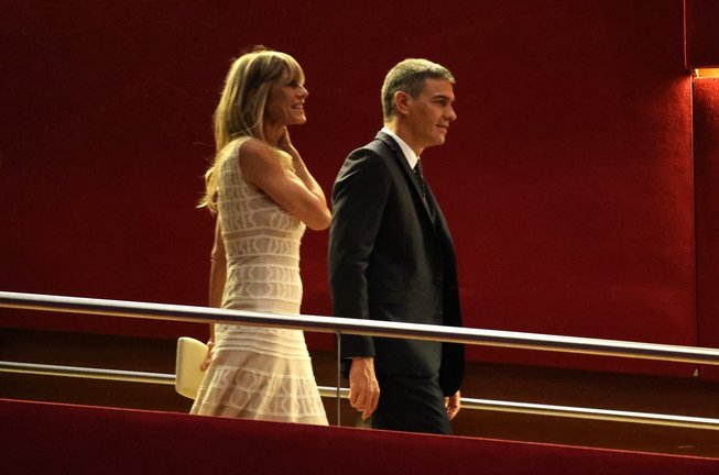 El presidente del Gobierno, Pedro Sánchez, y su mujer, Begoña Gómez, a su llegada a la entrega del Premio Donostia. / Raúl Terrel