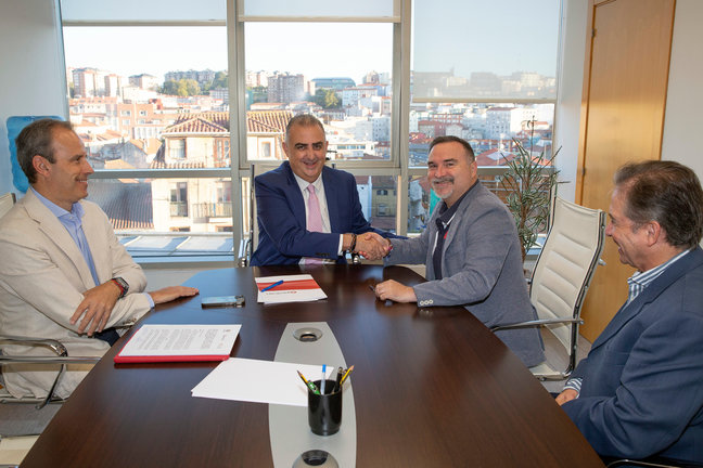 El consejero de Fomento, Vivienda, Ordenación del Territorio y Medio Ambiente, Roberto Media, firma un convenio de colaboración con el Ayuntamiento de Santoña en materia de vivienda. / Alerta