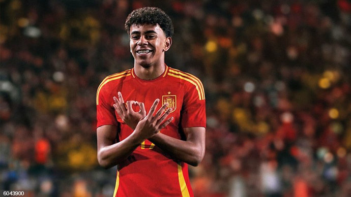 El internacional español Lamine Yamal con la primera equipación de la selección española. / EP