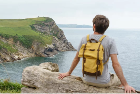 Una persona con una mochila disfruta de las vistas que ofrece Cantabria. / A.S.