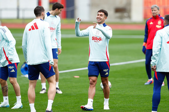 Martín Zubimendi sonríe durante un entrenamiento de la selección española. / EP