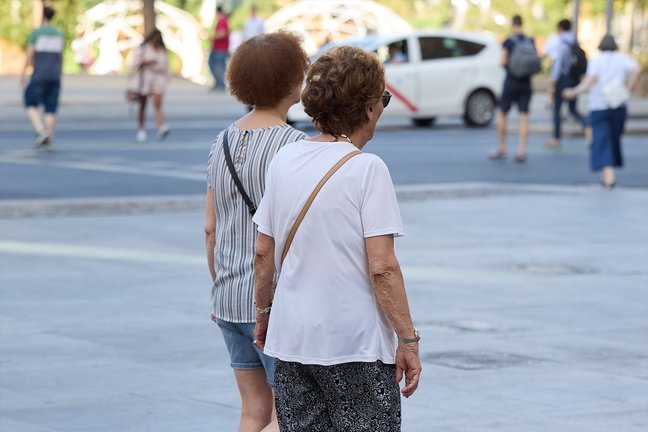 Dos señoras mayores caminan por una calle. / Jesús Hellín