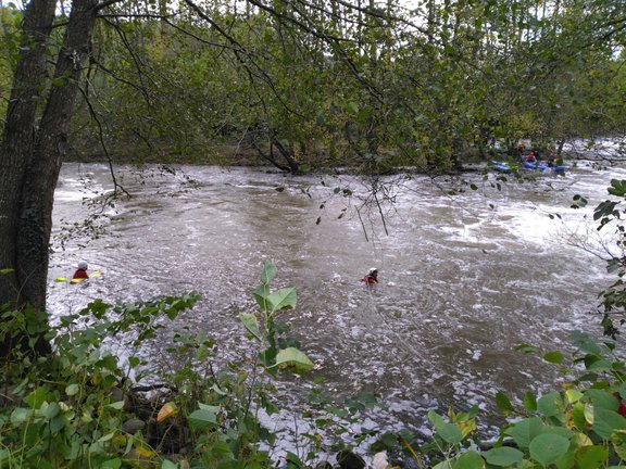 Rescatada una joven que casi se ahoga tras sufrir un accidente en canoa en Coterillo. / 112 Cantabria