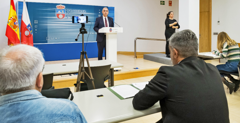 El consejero de Fomento, Vivienda, Ordenación del Territorio y Medio Ambiente, Roberto Media, informa, en rueda de prensa, sobre ayudas a la accesibilidad. / alerta