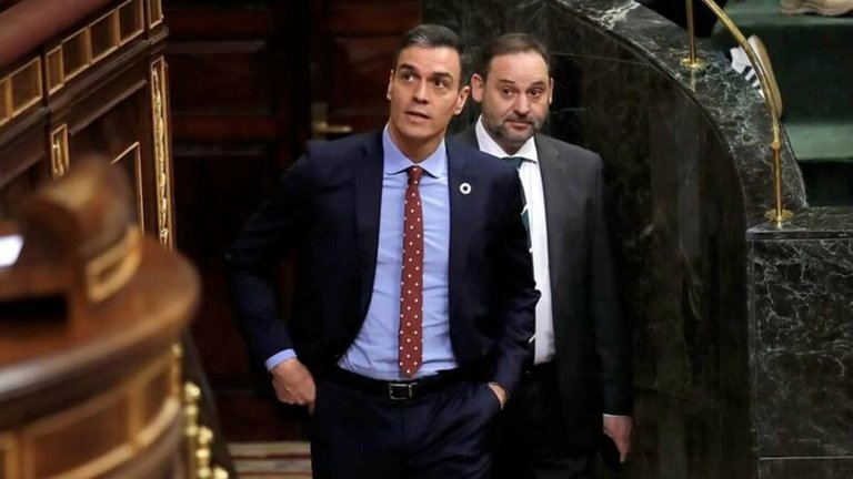 Ábalos detrás de Sánchez.