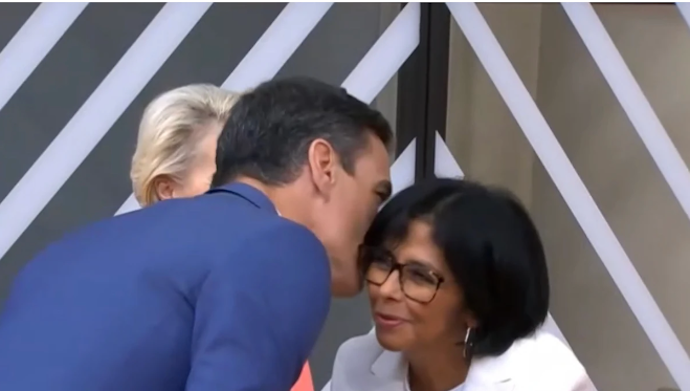 Pedro Sánchez y Delcy Rodríguez. / red X