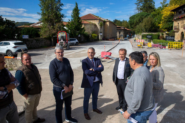 El consejero de Fomento, Vivienda, Ordenación del Territorio y Medio Ambiente,
Roberto Media, visita las obras de las futuras viviendas sociales de Santillana del
Mar. / Alerta