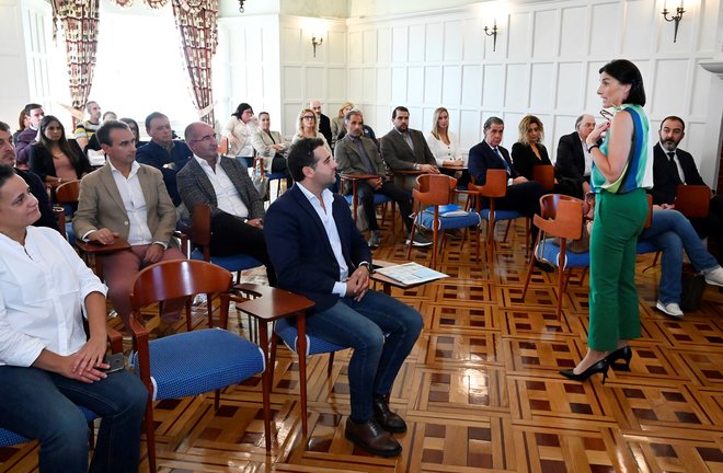 Reunión de Gema Igual con los representantes del sector turístico de Santander. / Alerta