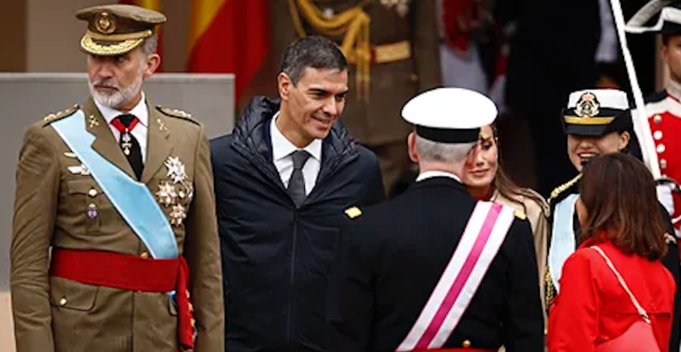 Fiesta Nacional. Ni la intensa lluvia ni la lejanía del público evitan los abucheos a Sánchez en un desfile con Illa y sin exhibición aérea ni salto en paracaídas