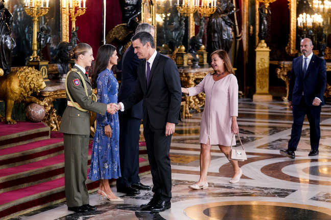 La princesa Leonor, la Reina Letizia y el Rey Felipe VI saludan al presidente del Gobierno en funciones, Pedro Sánchez, y a la presidenta del Congreso, Francina Armengol. / A. Pérez Meca