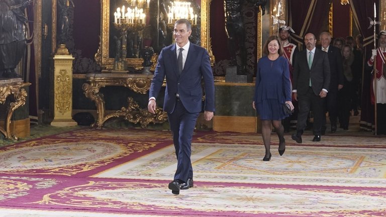 El presidente del Gobierno, Pedro Sánchez, a su llegada a saludar al Rey Felipe VI, la princesa Leonor y la Reina Letizia. / A. Pérez Meca