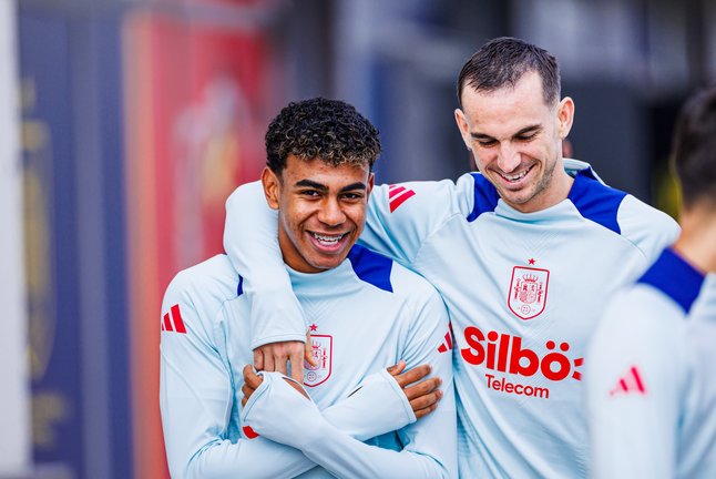 Lamine Yamal y Fabián Ruiz durante un entrenamiento. / SEFutbol