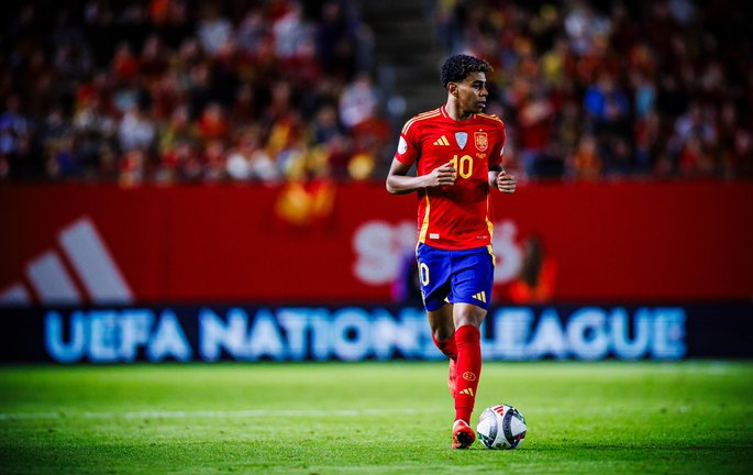 Lamine Yamal controla un balón en el partido frente a Dinamarca. / SEfutbol