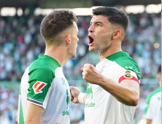 Aldasoro celebra con Vicente el gol del de Derio. / L.H.