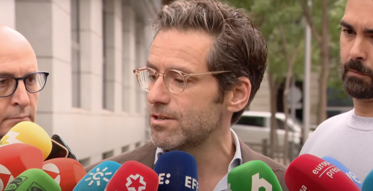 Borja Sémper atiende a los medios antes de presentar la querella contra el PSOE en la Audiencia Nacional