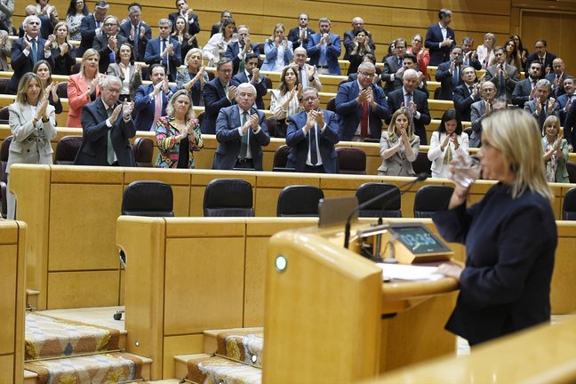 La bancada del PP aplaude a la senadora del PP Marimar Blanco (d) durante un pleno extraordinario en el Senado. / Fernando Sánchez