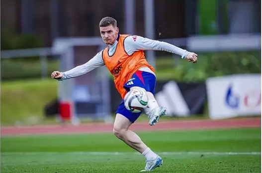 El futbolista Sergio Gómez (Real Sociedad), en un entrenamiento de la selección española. / EP