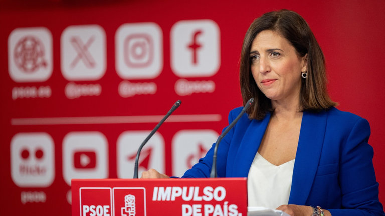 La portavoz del PSOE, Esther Peña, durante una rueda de prensa. / EP