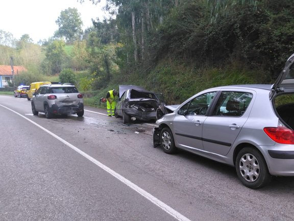 Accidente que involucró a tres vehículos. / 112 Cantabria