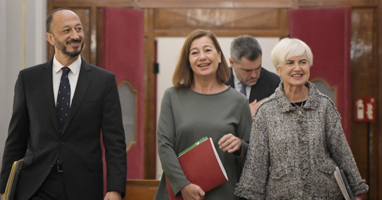 El vicepresidente primero del Congreso, Alfonso Rodríguez Gómez de Celis; la presidenta del Congreso, Francina Armengol y la secretaria segunda del Congreso, Isaura Leal, a su llegada a la Mesa del Congreso de los Diputados, a 15 de octubre de 2024, en Madrid (España). Fernando Sánchez / Europa Press