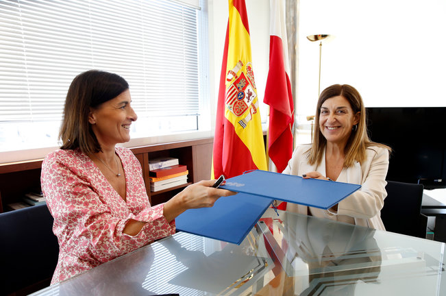 La presidenta de Cantabria junto a la alcaldesa de Santander. / Alerta