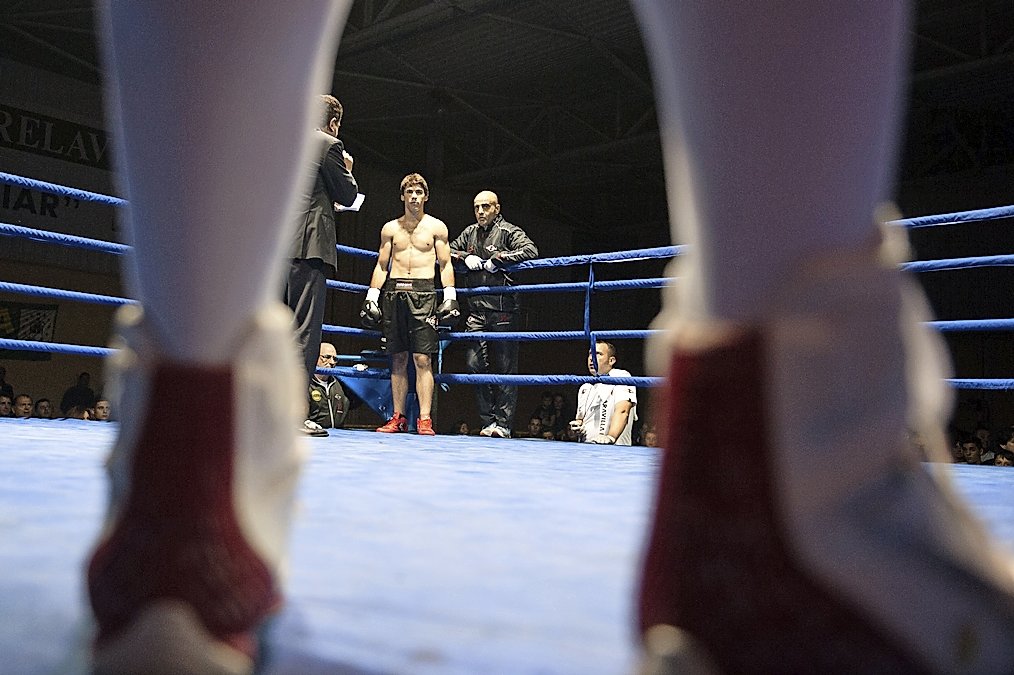 Sergio García y Víctor Iglesias, estudiando a su oponente antes de una de las 29 victorias que ya acumula en otros tantos combates. / J. Ayllón